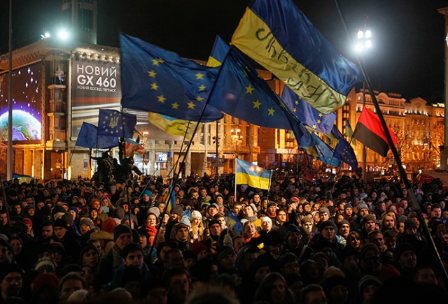 Ουκρανικές, ΕυρωΕνωσιακές και μαυροκόκκινες φασιστικές σημαίες δίπλα-δίπλα κατά το πραξικόπημα του Μαϊντάν
