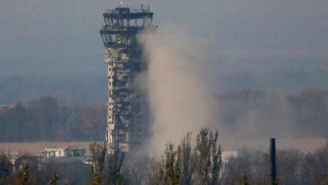 ο πύργος ελέγχου του αεροδρομίου του Ντονιέτσκ, σύμβολο της πολεμικής αναμέτρησης στην Ουκρανία.