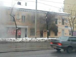 Τα γραφεία της εφημερίδας "Slavyanka" στο Χάρκοβο, παραδίδονται στις φλόγες μετά από φασιστικό εμπρησμό. Η εφημερίδα φιλοξενούσε άρθρα κριτικής στα ουκρανικά τάγματα Αζόφ, Αϊντάρ κ.α. που πραγματοποιούν γενοκτονία στο Ντονμπάς.