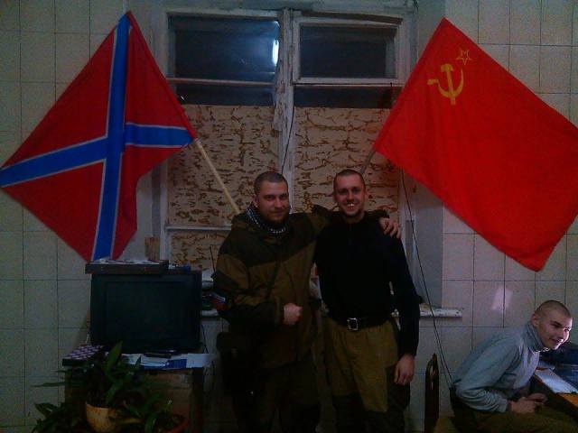 Ο Βσέβολοντ με συντρόφους του, κάτω από τις σημαίες της ΕΣΣΔ και της Νοβορωσίας