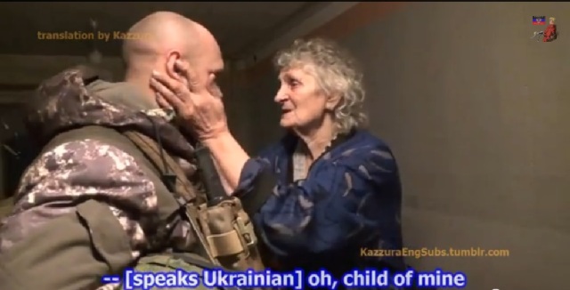 Πώς υποδέχονται οι ηλικιωμένοι του Ντεμπάλτσεβο τους πολιτοφύλακες. Εδώ στιγμιότυπο με τον διοικητή της ταξιαρχίας "Φάντασμα", Αλεξέι Μοζγκοβόι.