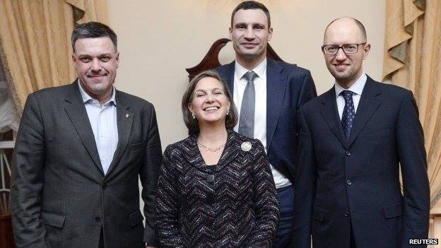 Και ας μην ξεχνάμε τους σπόνσορες: στη φωτογραφία η Βικτόρια Νιούλαντ (υφυπουργός Εξωτερικών των ΗΠΑ για θέματα Ευρώπης και Ευρασίας, επίσης γνωστή και ως “fuck the EU”) ποζάρει χαρούμενη μαζί με τους Γιατσένιουκ, Κλιτσκό, Τιαγκνιμπόκ.