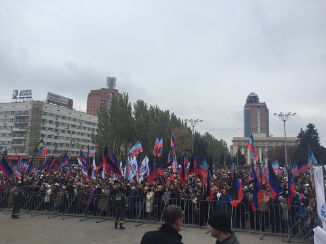 Στιγμιότυπο από τον εορτασμό της ημέρας της σημαίας της ΛΔ Ντονιέτσκ, στην ομώνυμη πόλη