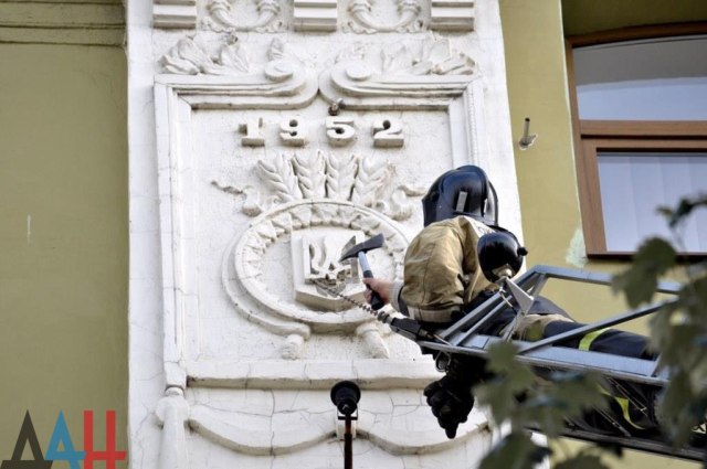 Πολίτες του Ντονιέτσκ καταστρέφουν το εθνικό σύμβολο της Ουκρανίας σε δημόσιο κτήριο της πόλης τους, ανήμερα των τοπικών εκλογών στην Ουκρανία.